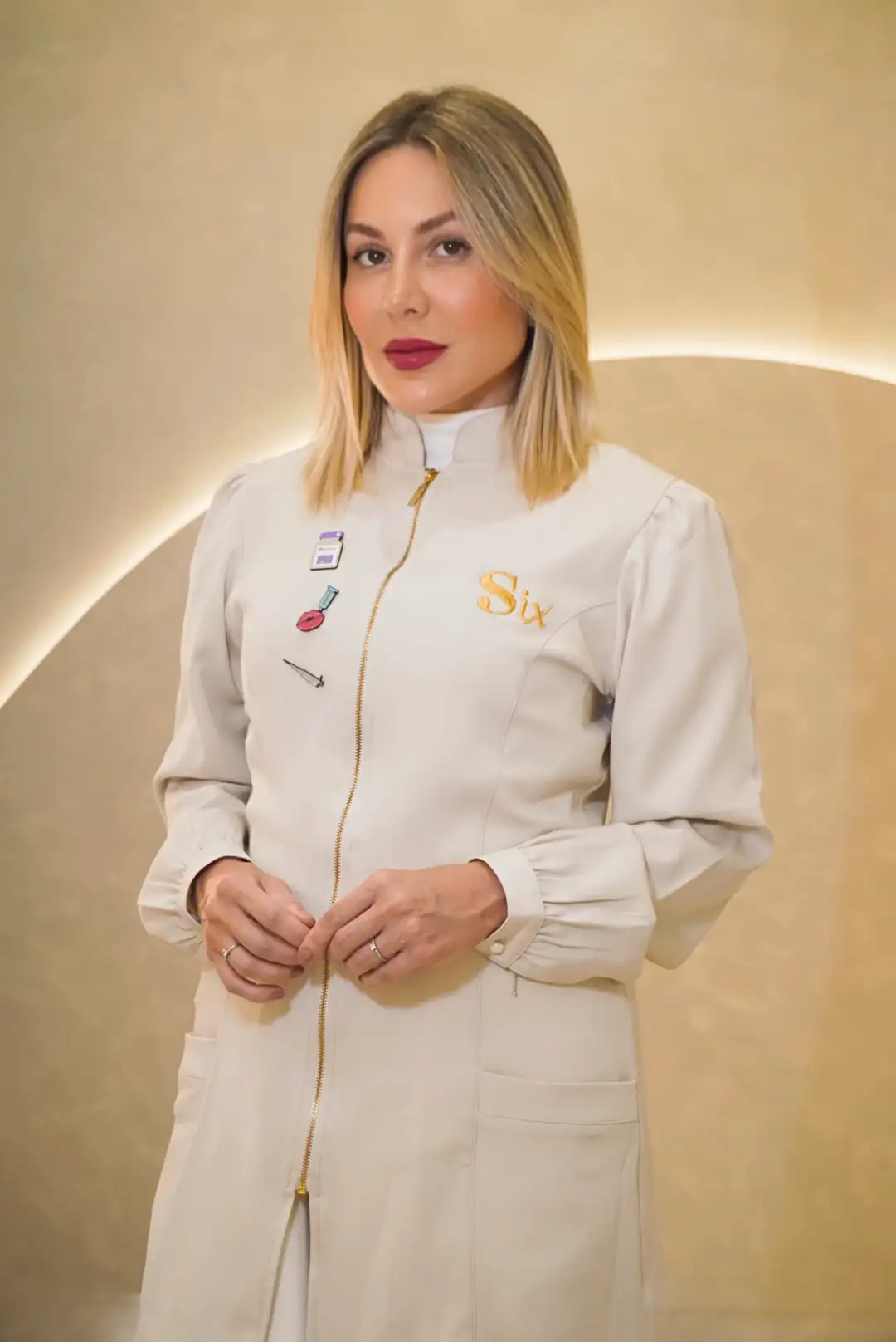 Dra. Jaqueline Monezi, especialista em estética, em foto profissional